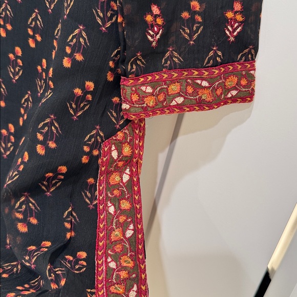 RItu Kumar Embroidered Women's short kurti Top like new just gorgeous - Picture 9 of 12